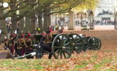 Re Carlo III compie 76 anni, il saluto delle salve di cannone