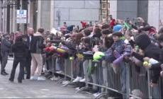 Torino, folla di tifosi per Jannik Sinner fuori dall'hotel