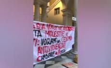 Studentesse incatenate al rettorato di Genova, "la lotta continua"