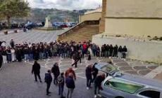 Quindicenne si impicca, i compagni di scuola accolgono la salma