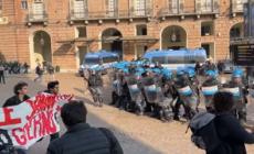 Torino, corteo studenti 'No Meloni Day': scontri con le forze dell'ordine