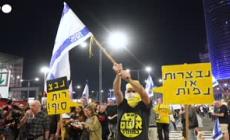 Tel Aviv, protesta contro il governo davanti al ministero della Difesa