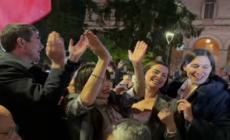 Umbria, la neo presidente Proietti canta "Bella ciao" sotto alla Regione