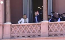 Argentina, Milei e Meloni salutano la folla dal balcone del palazzo presidenziale