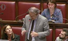 "Salva-Milano", Bonelli canta in Aula la Via Gluck di Celentano