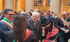 Mattarella saluta i sindaci e lascia l'evento del Touring Club Italiano