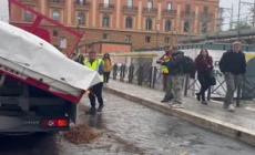Roma, sit-in ambientalista: tende e letame davanti al Viminale