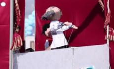 Siria, i Caschi bianchi portano le marionette nei campi profughi