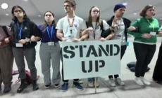 Cop29, i dimostranti manifestano fuori dalla plenaria di chiusura