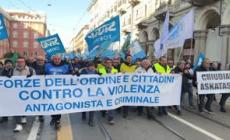 "Basta violenza contro di noi", a Torino protestano le forze dell'ordine