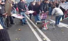 Torino, manifestanti bruciano le foto di Salvini e Meloni