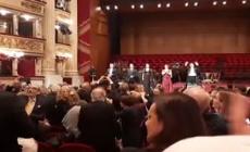 Sciopero alla Scala, salta il concerto e i solisti improvvisano con il piano - Video