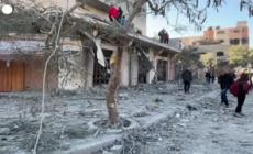 Gaza, palestinesi tra le macerie dopo un raid israeliano su Nuseirat