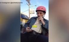 Damiano David conquista Los Angels con un karaoke su due ruote