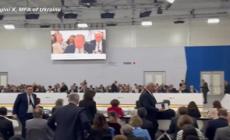 Lavrov parla all'Osce, diversi delegati lasciano la sala