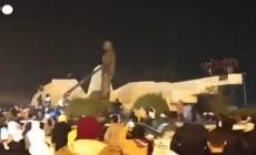 Siria, i ribelli abbattono la statua del defunto presidente Hafez al-Assad