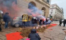 Milano, flash mob con letame su tappeto rosso davanti alla Scala