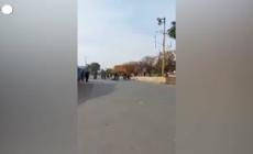 Siria, i ribelli trascinano la statua di Hafez al-Assad per le strade di Daraa. Il presidente già all'estero?
