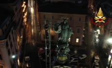 Roma, i pompieri omaggiano la statua della Madonna in piazza di Spagna