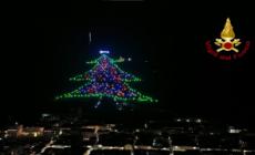 Gubbio, pompieri accendono 'l'albero di Natale' piu' grande del mondo