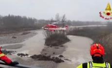 Vuole scattarsi un&nbsp;selfie, resta bloccata sul fiume: salvata