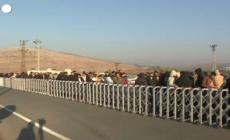 Siria, folla al confine con la Turchia dopo la cacciata di Assad