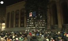 Georgia, migliaia di manifestanti filo-Ue di nuovo davanti al Parlamento