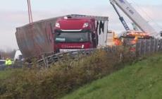 Infortunio mortale in A1, autoarticolato investe operaio