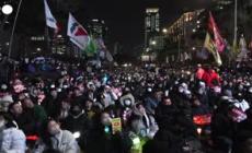 Seul, ancora festose manifestazioni per chiedere le dimissioni di Yoon