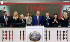 New York, Trump suona la campanella di apertura della Borsa