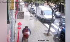 Napoli, rubano Babbo Natale e il video finisce in rete