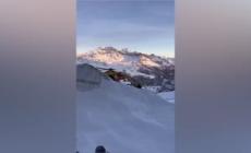 Valtournenche, valanga su una cascata di ghiaccio: un ferito- Video