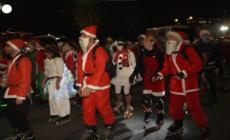 Londra, centinaia di Babbi Natale all'annuale Santa Skate