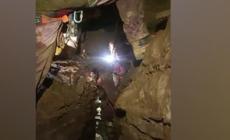 Speleologa bloccata, la barella affronta il tratto piu' stretto