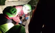Il momento in cui la speleologa Ottavia Piana viene estratta dalla grotta