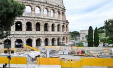 Tenta di scavalcare al Colosseo, turista resta infilzato