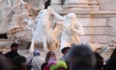 Giubileo, restaurata la fontana di Trevi