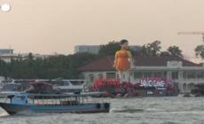 Bangkok, l'iconica bambola di "Squid Game" naviga sul Chao Prayer