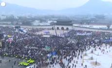 Seul, proteste alla porta Gwanghwamun contro presidente sotto accusa Yoon