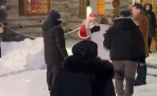 Meloni al summit Nord-Sud in Lapponia, l'abbraccio con Babbo Natale