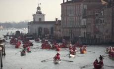 Venezia, la regata dei Babbi Natale nel Canal Grande