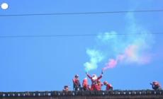 Guatemala, un pompiere vestito da Babbo Natale si cala da un ponte per regalare doni