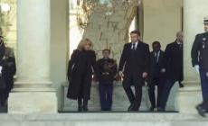 Macron osserva all'Eliseo un minuto di silenzio per Mayotte