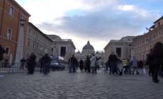 Giubileo, tra i fedeli in coda per l'apertura della Porta Santa: "Arrivi la pace"