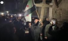 Siria, protesta dei cristiani dopo l'incendio dell'albero di Natale ad Hama