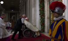 Papa Francesco apre la Porta Santa della Basilica di San Pietro, è ufficialmente iniziato il Giubileo - Video