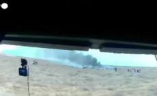 Aereo precipitato in Kazakistan, l'arrivo dei soccorsi sul luogo dello schianto