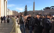 Giubileo 2025, migliaia di fedeli a San Pietro in attesa dell'Angelus