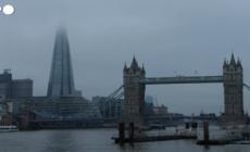 Londra avvolta dalla nebbia: aeroporti bloccati e ritardi nei voli - Video