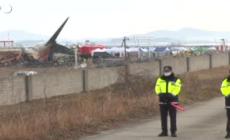Corea Sud, le squadre di soccorso ispezionano il relitto dell'aereo precipitato